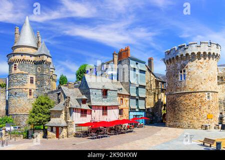 Bretagne, France. La ville médiévale de Vitre avec le célèbre château de Vitre. Banque D'Images