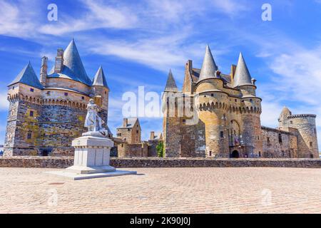 Bretagne, France. La ville médiévale de Vitre avec le célèbre château de Vitre. Banque D'Images