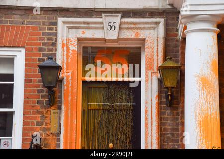 25 octobre 2022, Londres, Angleterre, Royaume-Uni : 55, rue Tufton couverte de peinture orange. Les activistes Just Stop Oil ont vaporisé de peinture sur le bâtiment situé au 55 Tufton St et se sont collés et attachés à des tuyaux métalliques sur Horseferry Road à proximité. Le bâtiment abrite les soi-disant « œthink-tanksâ » de droite et les lobbyistes des combustibles fossiles. (Image de crédit : © Vuk Valcic/ZUMA Press Wire) Banque D'Images