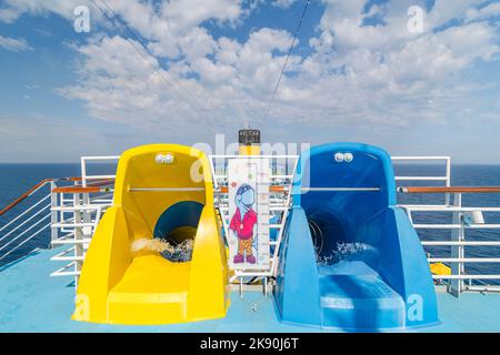 Vue sur les toboggans du bateau de croisière Costa Firenze sur 01 mai 2022. Banque D'Images