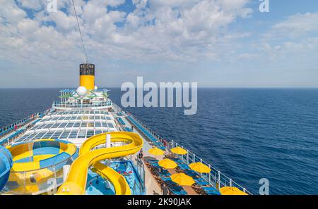 Vue sur les toboggans du bateau de croisière Costa Firenze sur 01 mai 2022. Banque D'Images