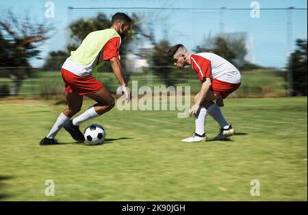 Football, amis et entraînement et entraînement avec des hommes jouant sur un terrain de sport, entraînement de compétition pour but sportif. Ballon, équipe et énergie avec l'exercice Banque D'Images