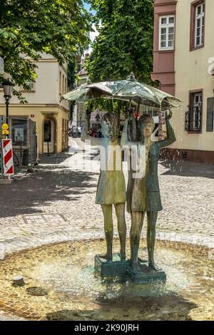 MAYENCE, ALLEMAGNE - 15 JUILLET 2016 : fontaine de trois filles à la place du bal de Mayence, Allemagne. La fontaine a été conçue par Josef magnus. Banque D'Images