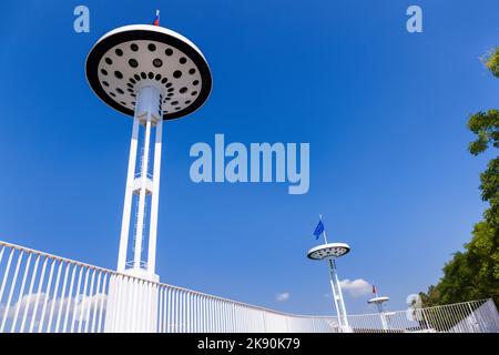 LYON, FRANCE - 31 AOÛT 2016 : centre nautique sur le Rhône à Lyon, France sous ciel bleu. Banque D'Images