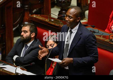 Roma, Italie. 25th octobre 2022. Aboubakar Soumahoro lors de la session à la Chambre des députés pour le vote de confiance du gouvernement Meloni 25 octobre 2022 à Rome, Italie. Crédit : Agence photo indépendante/Alamy Live News Banque D'Images