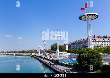 LYON, FRANCE - 31 AOÛT 2016 : centre nautique sur le Rhône à Lyon, France sous ciel bleu. Banque D'Images