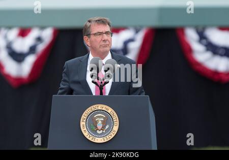 Arlington, États-Unis d'Amérique. 25th septembre 2015. Le secrétaire à la Défense Ashton carter prononce un discours lors de la cérémonie de retraite du général Martin Dempsey à fort Myer, en Virginie, au 25 septembre 2015. Crédit: Chris Kleponis/CNP/Sipa USA crédit: SIPA USA/Alay Live News Banque D'Images