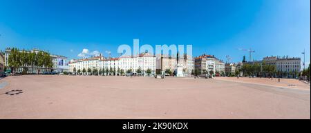 LYON, FRANCE - 31 AOÛT 2016 : vue sur la ville de Lyon à la place Bellecour, France sous ciel bleu avec statue de Françoise Lemot. Banque D'Images