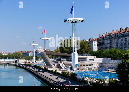 LYON, FRANCE - 31 AOÛT 2016 : centre nautique sur le Rhône à Lyon, France sous ciel bleu. Banque D'Images