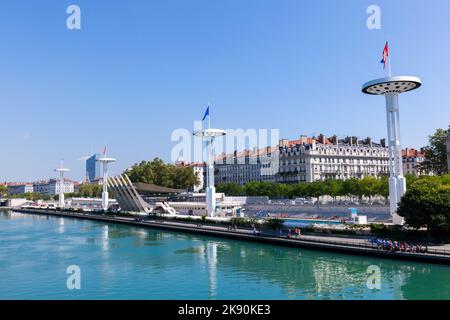 LYON, FRANCE - 31 AOÛT 2016 : centre nautique sur le Rhône à Lyon, France sous ciel bleu. Banque D'Images