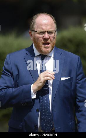 George Freeman MP (con: MID Norfolk) on College Green, Westminster, juillet 2022 Banque D'Images