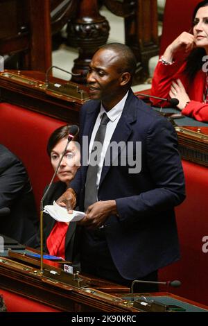 Roma, Italie. 25th octobre 2022. Aboubakar Soumahoro lors de la session à la Chambre des députés pour le vote de confiance du gouvernement Meloni 25 octobre 2022 à Rome, Italie. Crédit : Agence photo indépendante/Alamy Live News Banque D'Images