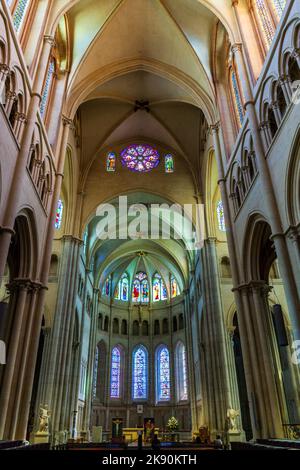 LYON, FRANCE - SEP 2, 2016 : à l'intérieur de la nef de la cathédrale Saint-Jean-Baptiste de Lyon - Saint John Banque D'Images