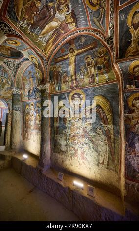 Vue de l'intérieur de la magnifique fresque dans l'église sombre, Karanlık Kilise dans le musée en plein air de goreme, Cappadoce, Anatolie, Turquie. Banque D'Images
