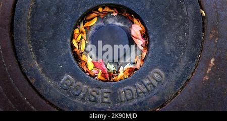 Détail de la couverture de trou d'homme rond en métal de fer dans la ville de Boise Idaho Banque D'Images