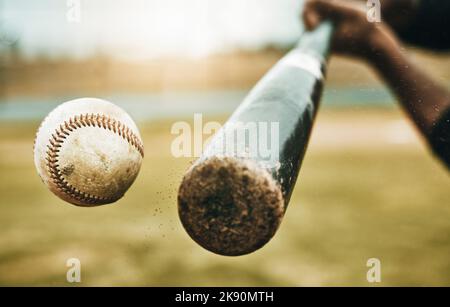 Un match de baseball, des sports et un athlète sur un terrain en plein air qui frappe une balle dans un match avec une batte de baseball. Sport, joueur de baseball et homme occupé avec l'exercice Banque D'Images