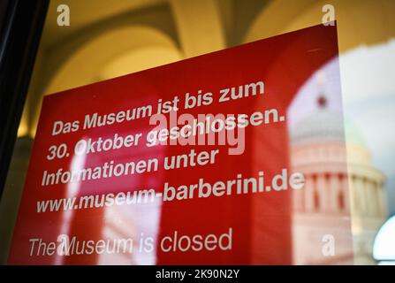 Potsdam, Allemagne. 25th octobre 2022. Un panneau « fermé » se trouve à côté de l'entrée du musée Barberini de Potsdam. Suite à l'attaque des climatologistes contre un tableau de Claude Monet, le musée Barberini de Potsdam sera fermé pour quelques jours. Crédit : Soeren Stache/dpa/Alay Live News Banque D'Images