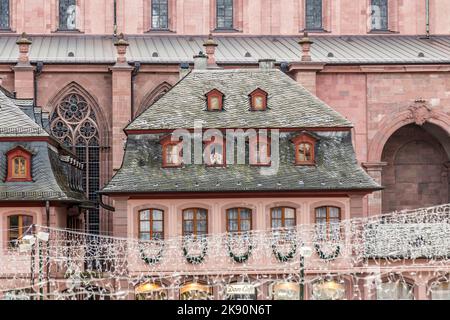 MAYENCE, ALLEMAGNE -20 NOVEMBRE 2016: L'homme regarde le szene du marché de Noël d'une ancienne maison au Dôme de Mayence. Banque D'Images