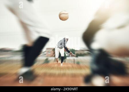 Baseball, balle rapide et athlète de sport lancer dans un sport, exercice et entraînement d'entraînement dans un jeu. Fitness, sports et travail d'équipe cardio d'un baseball Banque D'Images