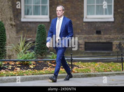 Dominic Raab arrivant à Downing Street, Londres après la nomination de Rishi Sunak au poste de Premier ministre. Date de la photo: Mardi 25 octobre 2022. Banque D'Images