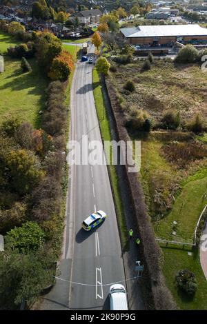 Northgate, Aldridge, 25 octobre 2022. - La police a érigé plusieurs tentes médico-légales où un homme dans ses années 60 a été frappé et tué par un camion voyageant le long de Northgate à Aldridge, West MIDS mardi matin vers 10,30am. Deux ambulances et un officier paramédical ont été envoyés sur le site de la collision où ils ont trouvé un homme qui avait des blessures très graves, mais rien n'a pu être fait pour le sauver et il a été confirmé mort sur les lieux. La police des West Midlands a déclaré : « nous demandons des informations après la mort d'un homme après avoir été frappé par un camion à Aldridge ce matin (25 octobre). « Cela s'est produit près de Banque D'Images