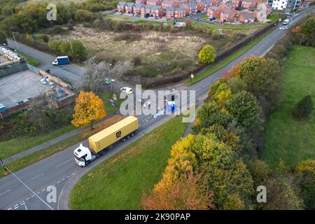 Northgate, Aldridge, 25 octobre 2022. - La police a érigé plusieurs tentes médico-légales où un homme dans ses années 60 a été frappé et tué par un camion voyageant le long de Northgate à Aldridge, West MIDS mardi matin vers 10,30am. Deux ambulances et un officier paramédical ont été envoyés sur le site de la collision où ils ont trouvé un homme qui avait des blessures très graves, mais rien n'a pu être fait pour le sauver et il a été confirmé mort sur les lieux. La police des West Midlands a déclaré : « nous demandons des informations après la mort d'un homme après avoir été frappé par un camion à Aldridge ce matin (25 octobre). « Cela s'est produit près de Banque D'Images