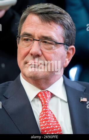 Le secrétaire à la Défense des États-Unis Ashton carter écoute le président américain Barack Obama, non représenté, lors d'une réunion dans le bureau ovale de la Maison Blanche à Washington, DC, États-Unis, le mardi 17 février, 2015. Carter, assermenté comme secrétaire à la Défense aujourd'hui, hérite d'une série de défis en matière de défense et de politique étrangère qui vont probablement aider à définir les deux dernières années de la présidence d'Obama.Credit: Andrew Harrer/Pool via CNP/MediaPunch Banque D'Images