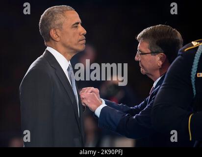 Le président des États-Unis Barack Obama reçoit une médaille de service du secrétaire à la Défense Ashton carter lors de sa cérémonie d'adieu à la Revue d'honneur des Forces armées à la salle de la base conjointe Myers-Henderson, en Virginie, sur 4 janvier 2017. Les cinq accolades de l'armée ont honoré le président et le vice-président pour leur service alors qu'ils terminaient leur dernier mandat. Crédit: Kevin Dietsch / Pool via CNP /MediaPunch Banque D'Images