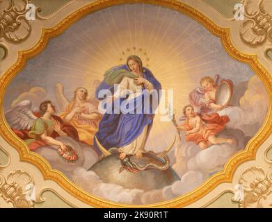 COURMAYEUR, ITALIE - 12 JUILLET 2022 : fresque au plafond de l'Immaculée conception dans l'église du sanctuaire de notre Dame de Guérison Banque D'Images