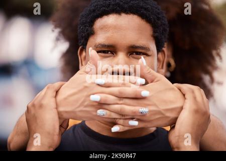 Silence, mains et protestations masculines dans la ville pour la liberté, l'égalité ou la justice dans la communauté. Honte, victime et portrait d'homme noir à la bouche couverte Banque D'Images