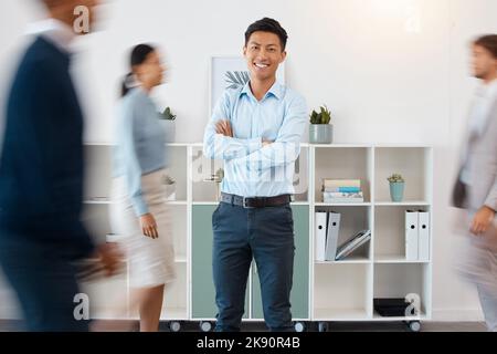 Entreprise, employé d'entreprise et gestionnaire asiatique heureux avec le sourire dans le bureau de la compagnie d'audit comptable occupé. Portrait du jeune homme d'affaires, finance Banque D'Images