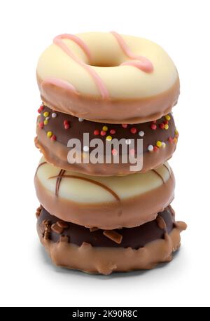 Beignets aux bonbons au chocolat, taché sur blanc. Banque D'Images