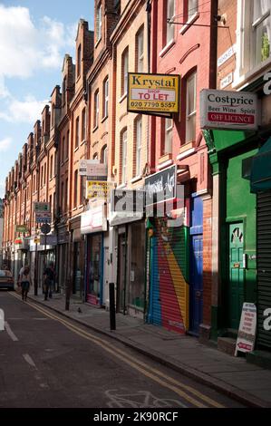 Brick Lane, Tower Hamlets, East End. De nombreux immigrants asiatiques vivent dans cette région, comme on le voit dans les restaurants et les magasins de produits. Banque D'Images