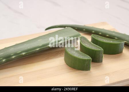 Morceaux d'aloe vera sur la planche à découper. Banque D'Images