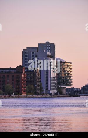 Copenhague, Danemark - septembre 2022 : coucher de soleil sur les bâtiments modernes Gemini Residence, Islands Brygge at Sydhavnen Banque D'Images