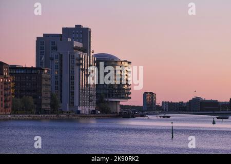 Copenhague, Danemark - septembre 2022 : coucher de soleil sur les bâtiments modernes Gemini Residence, Islands Brygge at Sydhavnen Banque D'Images