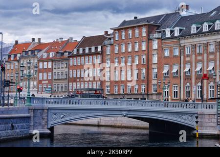 Copenhague, Danemark - septembre 2022 : maisons traditionnelles danoises en briques typiques, le long du canal Slotsholmen (l'Islet du château), près du palais de Christiansborg Banque D'Images