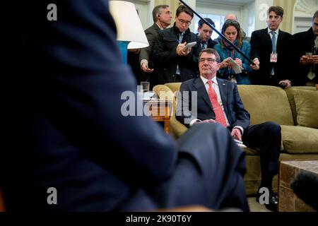 Washington, DC, États-Unis. 17th févr. 2015. Le secrétaire à la Défense des États-Unis Ashton carter écoute le président américain Barack Obama, non représenté, lors d'une réunion dans le bureau ovale de la Maison Blanche à Washington, DC, États-Unis, le mardi 17 février, 2015. Carter, assermenté comme secrétaire à la Défense aujourd'hui, hérite d'une série de défis en matière de défense et de politique étrangère qui vont probablement aider à définir les deux dernières années de la présidence d'Obama. Crédit : Andrew Harrer/Pool via CNP/dpa/Alay Live News Banque D'Images