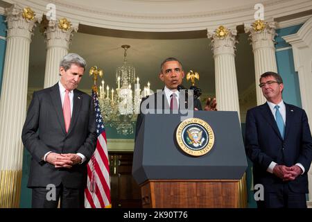 Washington, DC. 25th févr. 2016. Flanqué du secrétaire d’État américain John Kerry, à gauche, et du secrétaire américain à la Défense Ashton carter, à droite, le président américain Barack Obama fait une déclaration après avoir rencontré son Conseil national de sécurité au département d’État de 25 février 2016 à Washington. La réunion a porté sur la situation avec l'EI et la Syrie, ainsi que sur d'autres questions régionales. Crédit : Drew Angerer/Pool via CNP/dpa/Alay Live News Banque D'Images