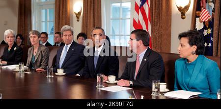 Le président américain Barack Obama préside une réunion du cabinet pour discuter de la possible fermeture du gouvernement à la Maison Blanche à Washington, DC, lundi, 30 septembre 2013. Avec Obama sont la secrétaire à la Santé et aux Services humains Kathleen Sibelius (à gauche), la secrétaire à l'intérieur Sally Jewell (à gauche en 2nd), le secrétaire d'État John Kerry (troisième à gauche), le secrétaire adjoint à la Défense Ashton carter (deuxième à droite) et le secrétaire au Commerce Penny Pritzker. Crédit: Chris Kleponis/piscine via CNP Banque D'Images