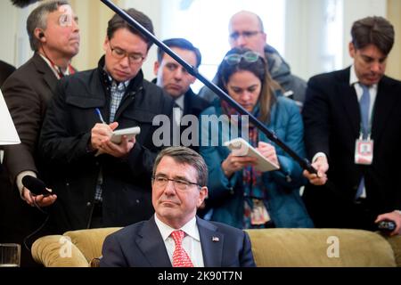 Washington, DC, États-Unis. 17th févr. 2015. Le secrétaire à la Défense des États-Unis Ashton carter écoute le président américain Barack Obama, non représenté, lors d'une réunion dans le bureau ovale de la Maison Blanche à Washington, DC, États-Unis, le mardi 17 février, 2015. Carter, assermenté comme secrétaire à la Défense aujourd'hui, hérite d'une série de défis en matière de défense et de politique étrangère qui vont probablement aider à définir les deux dernières années de la présidence d'Obama. Crédit : Andrew Harrer/Pool via CNP/dpa/Alay Live News Banque D'Images