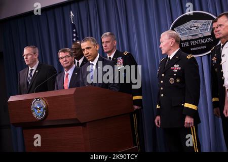 Le président des États-Unis Barack Obama fait des remarques après avoir rencontré des membres de son équipe de sécurité nationale au sujet de l'EI au Pentagone à Washington, DC, lundi, 6 juillet 2015. De gauche à droite, le sous-secrétaire à la Défense Robert O. Work, le commandant du général de commandement central des États-Unis Lloyd Austin, le secrétaire à la Défense Ashton carter, le commandant du général de commandement africain des États-Unis David Rodriguez et le président des chefs d'état-major interarmées du général de l'armée américaine Martin Dempsey. Crédit : Angerer/Pool Drew via CNP Banque D'Images