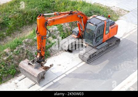 Grue orange sur le chantier, vue du dessus Banque D'Images