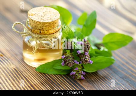 Prunella vulgaris, autocicatrisation, teinture de fleur pourpre d'herbe de menuisier en bouteille prête à sécher et à faire du thé et des perfusions.Herbe utile pour l'utilisation dans Banque D'Images