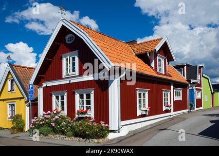 Maisons en bois colorées à Bjorkholmen, le plus ancien quartier de Karlskrona, en Suède Banque D'Images