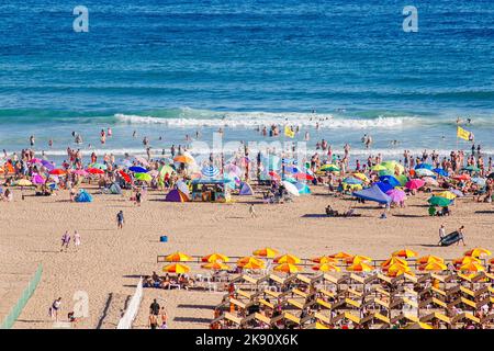 NECOCHEA, BUENOS AIRES, ARGENTINE - 5 JANVIER 2022: Vue aérienne de la plage principale dans le centre-ville. Banque D'Images