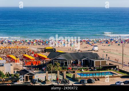 NECOCHEA, BUENOS AIRES, ARGENTINE - 5 JANVIER 2022: Vue aérienne de la plage principale dans le centre-ville. Banque D'Images