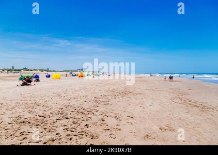 NECOCHEA, BUENOS AIRES, ARGENTINE - 5 JANVIER 2022: Vue sur la plage principale de Los Patos. Saison d'été. Banque D'Images