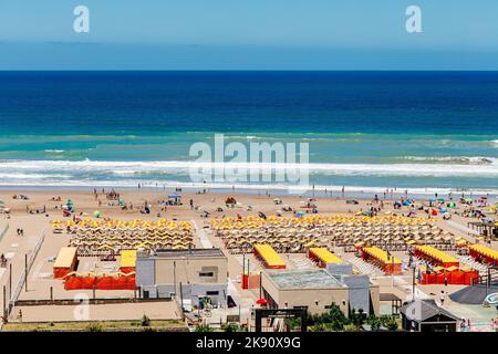 NECOCHEA, BUENOS AIRES, ARGENTINE - 5 JANVIER 2022: Vue aérienne de la plage principale dans le centre-ville. Banque D'Images