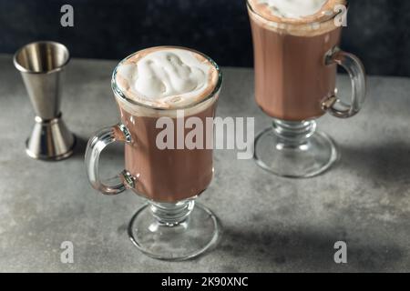 Remontée mécanique chaude, cocktail au chocolat chaud et crème fouettée Banque D'Images